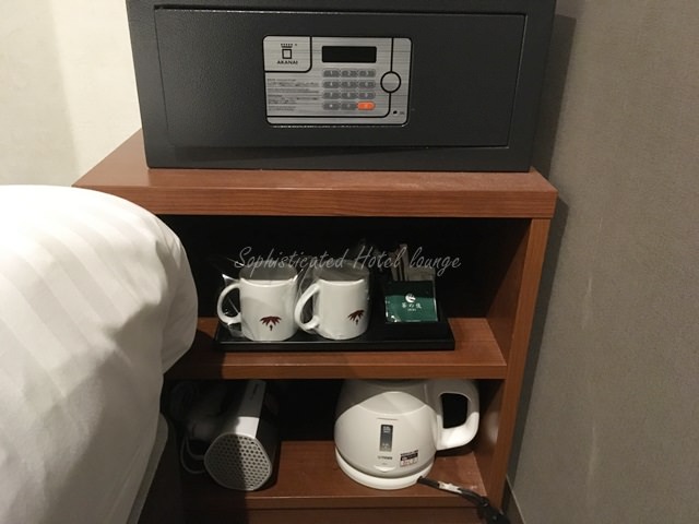 赤坂クリスタルホテルの客室備品（ポットやカップ）