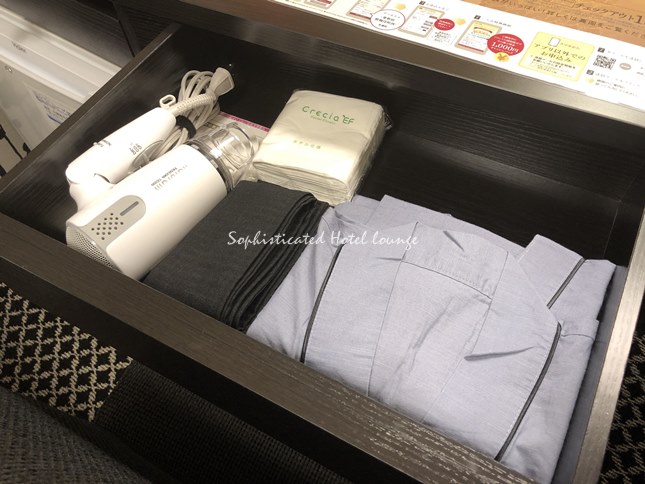 アパホテル東新宿歌舞伎町西の客室備品（浴衣と帯、ドライヤー、ボックスティッシュ）