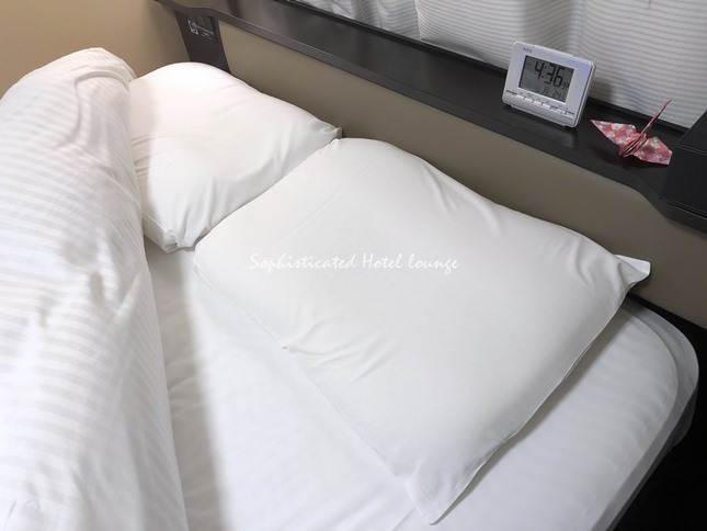 アパホテル東新宿歌舞伎町西の客室備品（ベッドの枕）