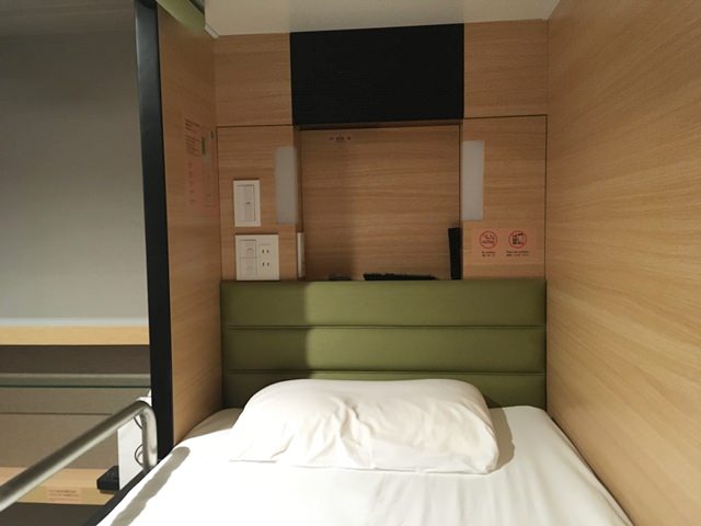 グローバルキャビン東京水道橋の客室備品（ベッドと枕）