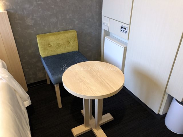 客室備品の小さな椅子と小さなテーブル