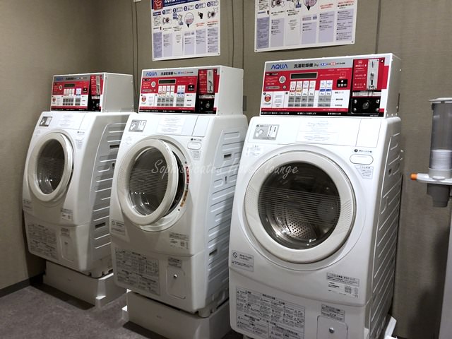 ランドリールームにある３台の乾燥機付の洗濯機