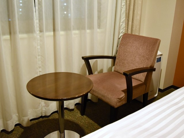 ホテルメッツ目白の客室（丸テーブルとソファチェア）