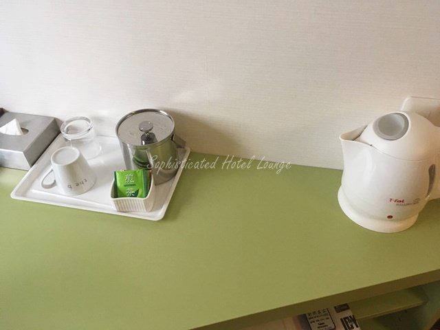 ザ・ビー東京赤坂の客室備品（湯沸かしポット・カップ・お茶セット）