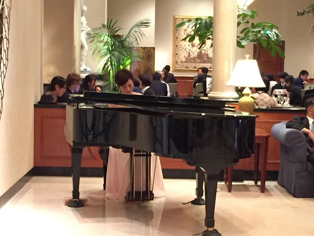 名古屋でピアノの生演奏があるカフェラウンジ