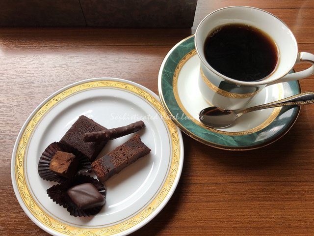 ショコラティエが作成したオリジナルのショコラとコーヒー