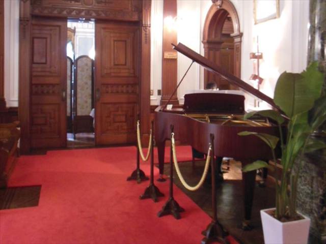 ピアノの生演奏があるホテルラウンジ
