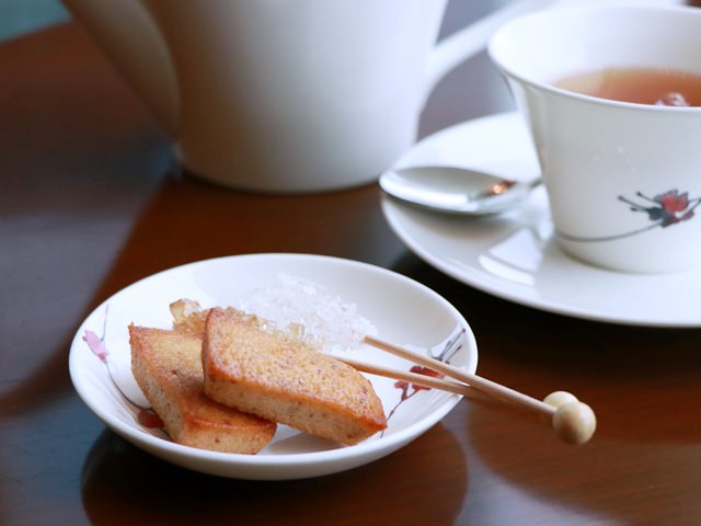 3-60 （スリーシクスティ）（インターコンチネンタルホテル大阪）の人気メニュー　ケーキセットの小菓子