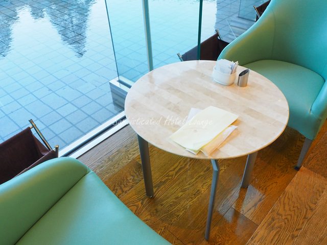 ロビーラウンジ　ガーデンテラス（東京ドームホテル）のテーブルとイス