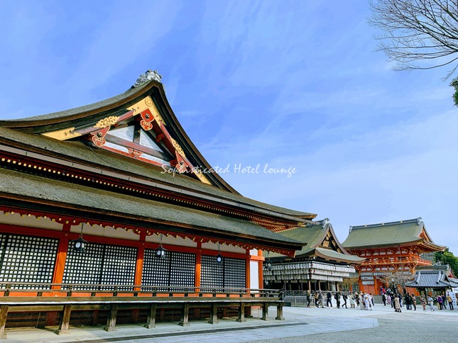 八坂神社の朱塗りの西楼門と本殿